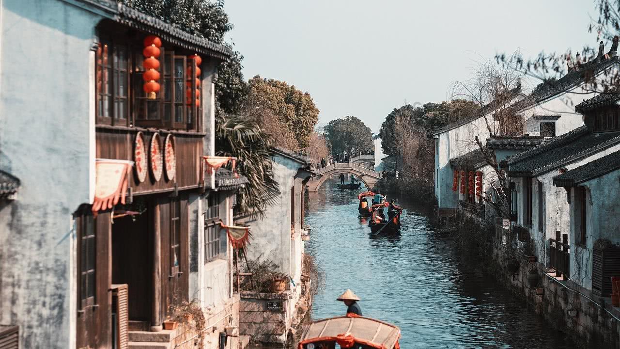 和领导一起出差的时候同坐一辆车，应该聊哪些话题呢？游戏画面